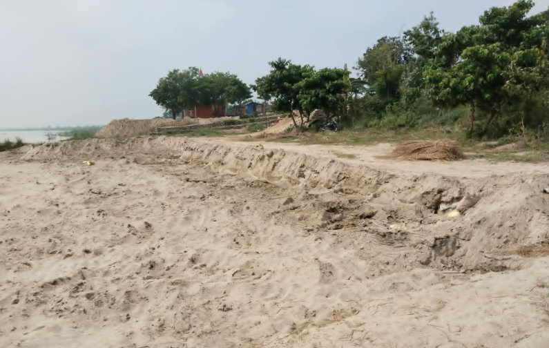 बागमती नदी किनारमा गिट्टी-बालुवा उत्खनन भएको भन्दै स्थानीयद्वारा चिन्ता व्यक्त