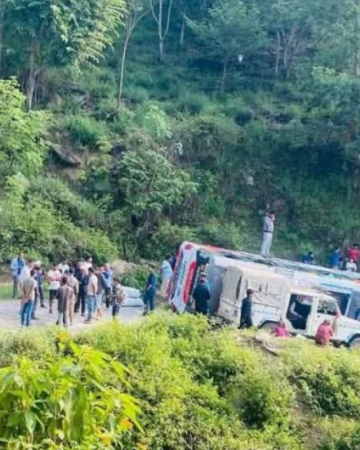 ब्रेक फेल हुँदा बाजुरामा बस दुर्घटना, २१ जना घाइते