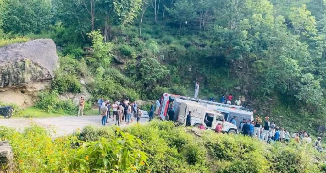 ब्रेक फेल हुँदा बाजुरामा बस दुर्घटना, २१ जना घाइते