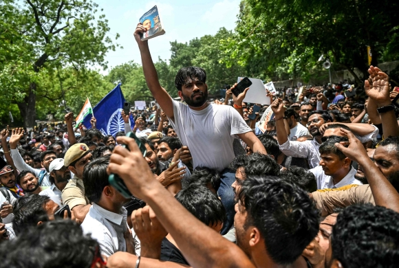 शिक्षामन्त्रीको राजीनामा माग गर्दै दिल्लीमा सीजेपीको प्रदर्शन, हजारौँ युवा सडकमा