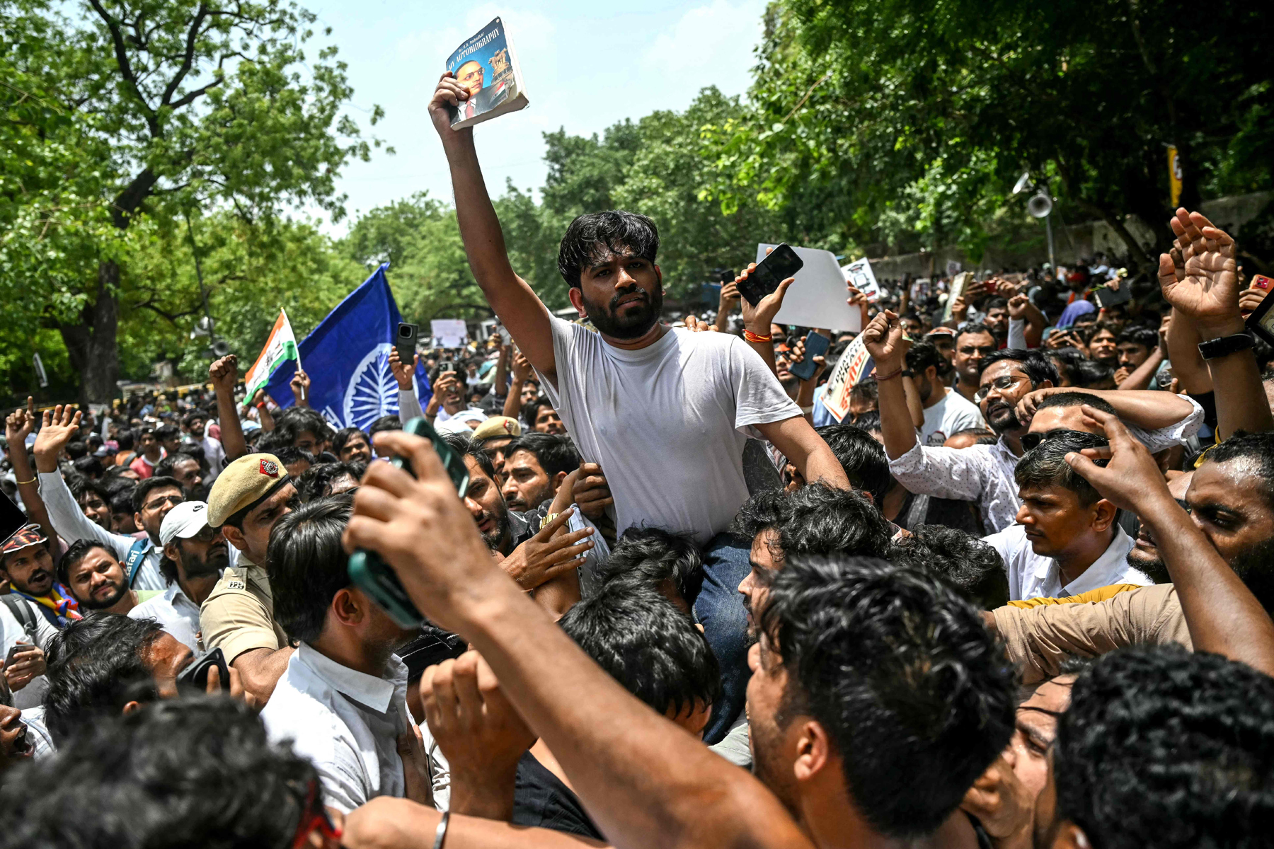 शिक्षामन्त्रीको राजीनामा माग गर्दै दिल्लीमा सीजेपीको प्रदर्शन, हजारौँ युवा सडकमा