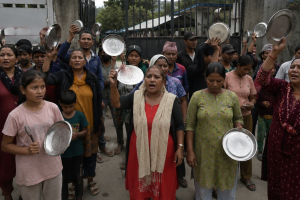 होल्डिङ सेन्टरमा खाद्यान्न अभाव, विस्थापित सुकुम्बासीद्वारा थाल ठटाएर विरोध