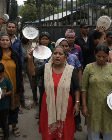होल्डिङ सेन्टरमा खाद्यान्न अभाव, विस्थापित सुकुम्बासीद्वारा थाल ठटाएर विरोध
