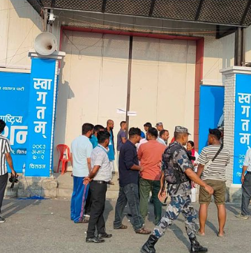 रास्वपा महाधिवेशनः अन्तिम चरणमा विवाद, निर्वाचन नसकिँदै मतदान स्थल प्रवेशद्वार बन्द