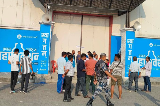 रास्वपा महाधिवेशनः अन्तिम चरणमा विवाद, निर्वाचन नसकिँदै मतदान स्थल प्रवेशद्वार बन्द