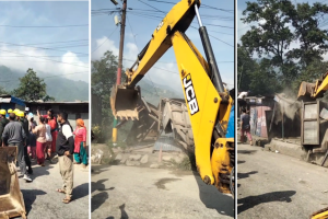 सडक अतिक्रमणविरुद्ध चन्दागिरी नगरपालिकाको डोजर अभियानः सडक छेउका दर्जनौं टहरा भत्काइए