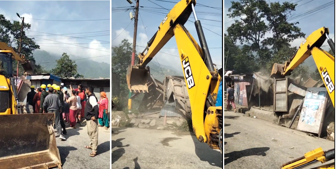 सडक अतिक्रमणविरुद्ध चन्दागिरी नगरपालिकाको डोजर अभियानः सडक छेउका दर्जनौं टहरा भत्काइए