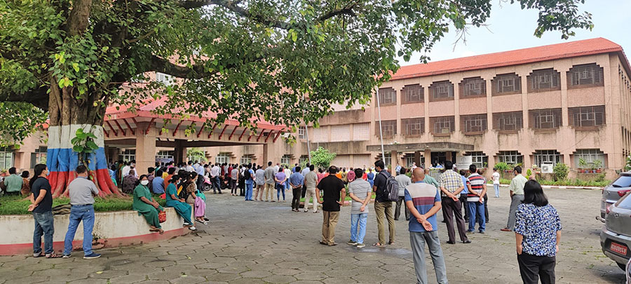 बीपी स्वास्थ्य प्रतिष्ठानमा बिचौलियाको काम गर्दै आएका १२ जना पक्राउ