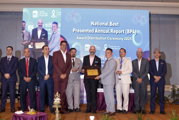 नेपाल लाइफ ‘नेशनल बेस्ट प्रिजेन्टेड एनुअल रिपोर्ट अवार्ड-२०२५’बाट सम्मानित, वित्तीय पारदर्शितामा नयाँ कीर्तिमान