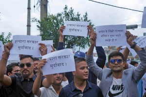 आत्मदाह प्रयास गरेका गणेश नेपालीको मृत्यु भएपछि सरकारको बिरोध गर्दै माइतीघरमा युवाको प्रदर्शन