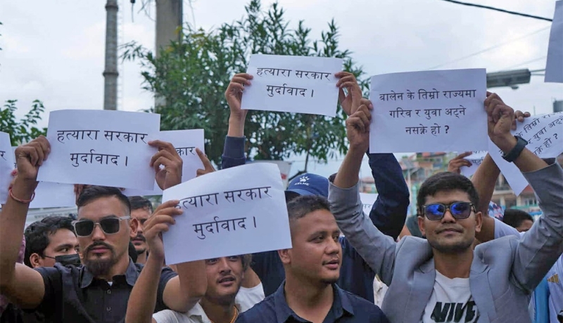 आत्मदाह प्रयास गरेका गणेश नेपालीको मृत्यु भएपछि सरकारको बिरोध गर्दै माइतीघरमा युवाको प्रदर्शन