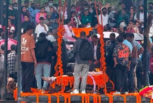 आत्मदाहको प्रयासपछि मृत्यु बरण गरेका गणेश नेपालीको अन्त्येष्टि