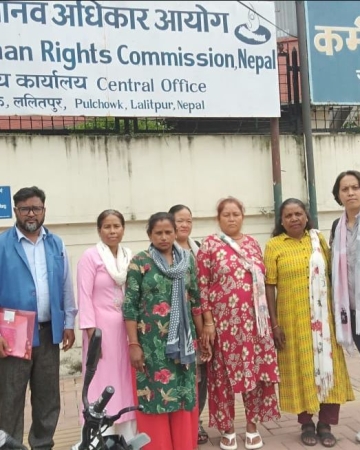 होल्डिङ सेन्टरमा रहेका विस्थापित परिवारद्वारा मानवअधिकार संरक्षणको माग गर्दै आयोगमा अपिल