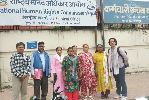होल्डिङ सेन्टरमा रहेका विस्थापित परिवारद्वारा मानवअधिकार संरक्षणको माग गर्दै आयोगमा अपिल