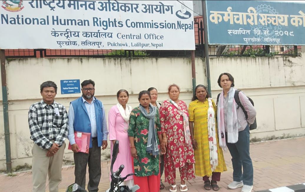 होल्डिङ सेन्टरमा रहेका विस्थापित परिवारद्वारा मानवअधिकार संरक्षणको माग गर्दै आयोगमा अपिल