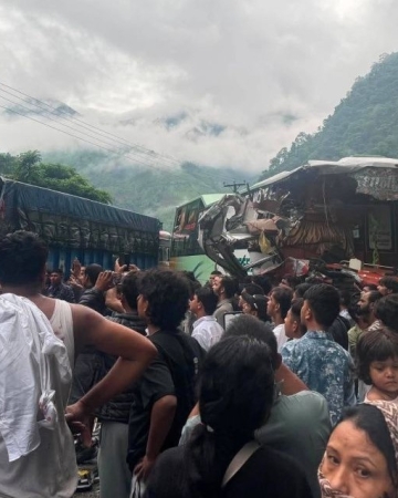 नारायणगढ-मुग्लिन सडक अन्तर्गत जलबिरेमा बस र ट्रक ठोक्किँदा ३० जना घाइते, एकको अवस्था गम्भीर