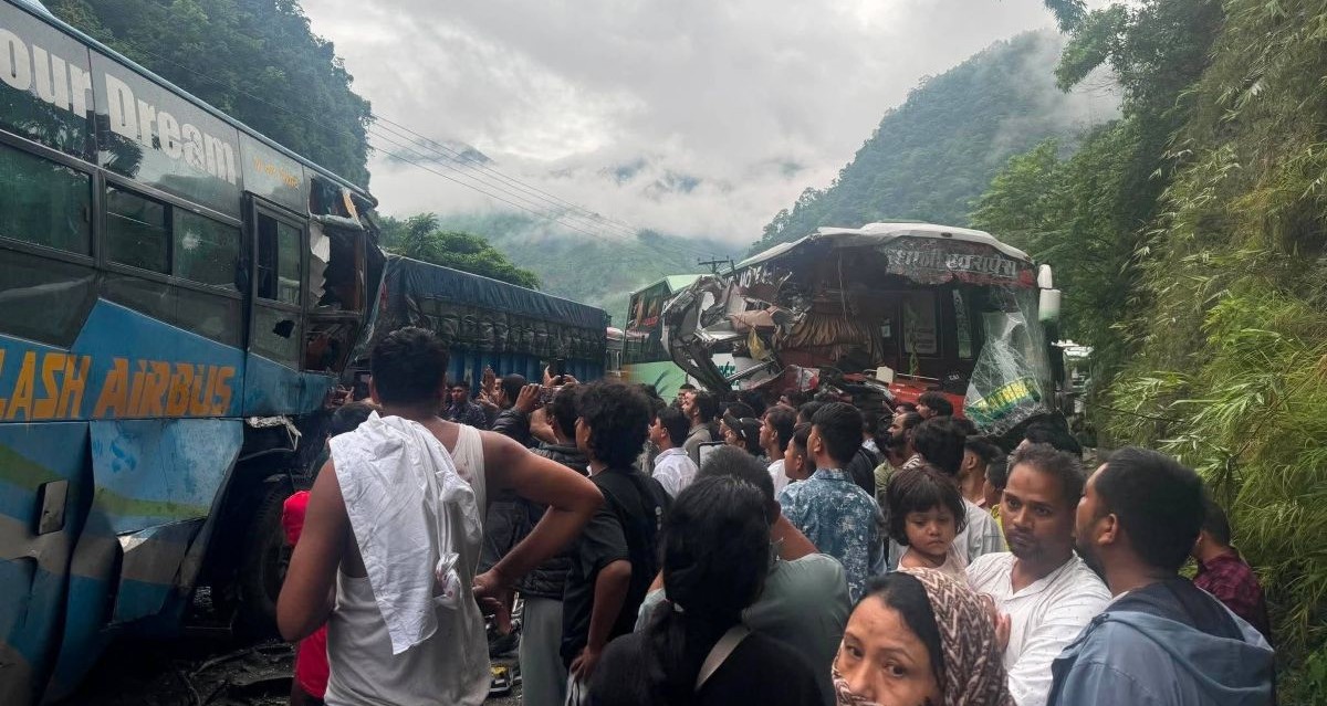 नारायणगढ-मुग्लिन सडक अन्तर्गत जलबिरेमा बस र ट्रक ठोक्किँदा ३० जना घाइते, एकको अवस्था गम्भीर