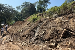 मेची राजमार्गको राजदुवाली सडक खण्ड अवरुद्ध, इलामवासीद्वारा वैकल्पिक मार्गको माग