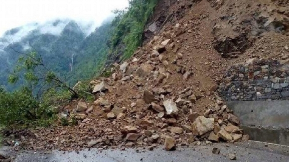 पर्यटक बोकेर ढोरपाटन जाँदै गरेको स्कर्पियो पहिरोमा पुरियो, सबै यात्रु सकुशल