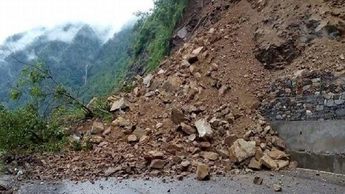 पर्यटक बोकेर ढोरपाटन जाँदै गरेको स्कर्पियो पहिरोमा पुरियो, सबै यात्रु सकुशल