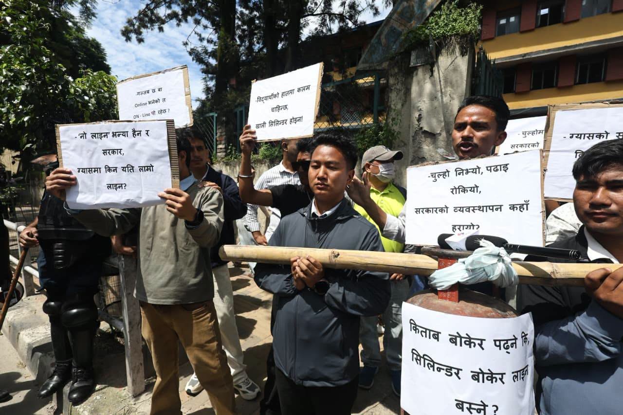 सरकारविरुद्ध नेविसंघको प्रदर्शन- ‘किताब बोकेर पढ्ने कि सिलिन्डर बोकेर लाइन बस्ने ?’
