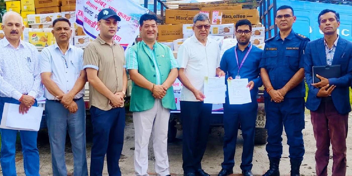 चेम्बरद्वारा भोटेकोशी बाढीपीडितका लागि संकलित राहत सामग्री सरकारलाई हस्तान्तरण