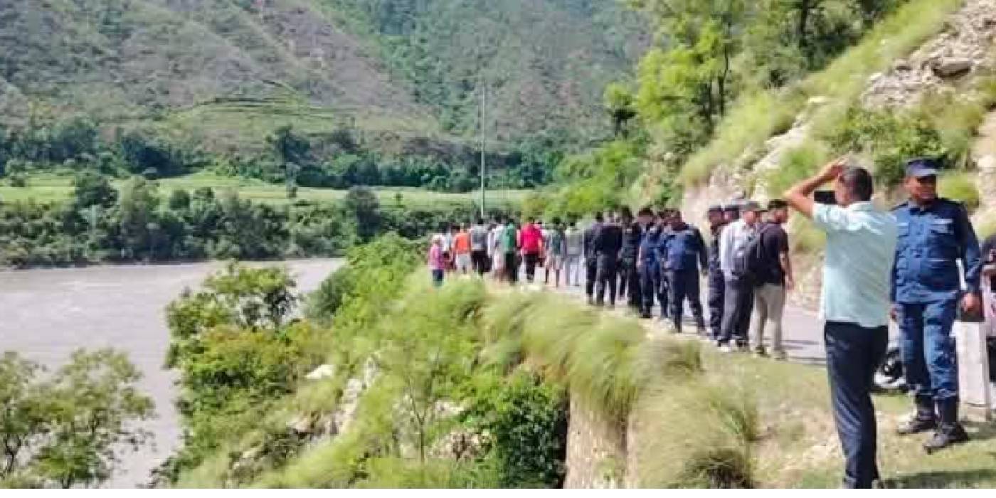 भेरी नदीमा जिप खस्दा चालक र जिप धनी बेपत्ता