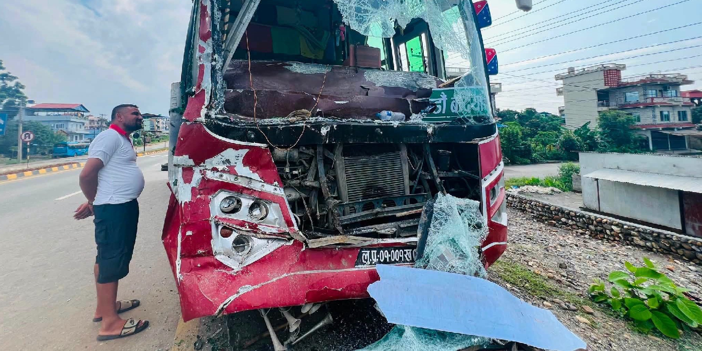 नवलपुरमा बस र ट्रक ठोक्किँदा ३२ जना घाइते