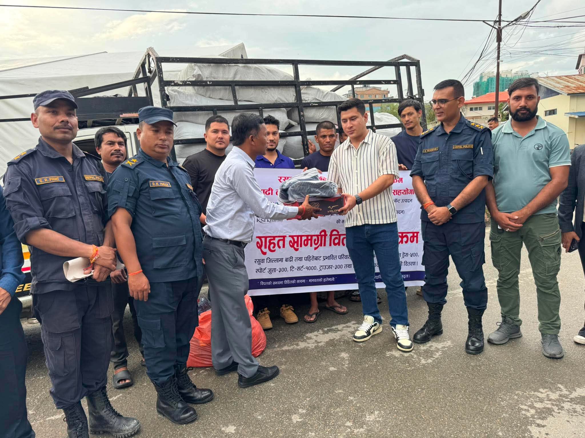 पीडितका लागि उद्योगी भारतीद्वारा गृहमन्त्रीका स्वकीयमार्फत लाखौँको राहत सामग्री हस्तान्तरण
