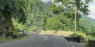 कृष्णभीरमा सडक भासिएपछि काठमाडौँ-मुग्लिन राजमार्ग पूर्ण रूपमा अवरुद्ध