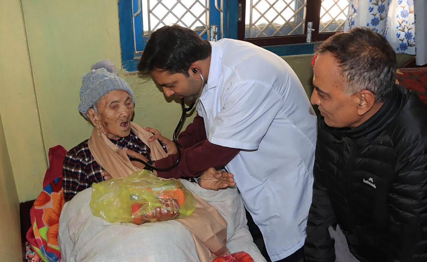 ‘बा-आमासँग नगरप्रमुख’ कार्यक्रमलाई बुटवलले दियो निरन्तरता, ज्येष्ठ नागरिकका घरमै पुग्छन् विशेषज्ञ चिकित्सक