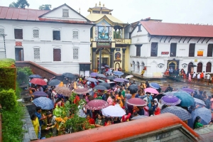 झरीमा पनि रोकिएन शिवभक्तिको आस्था, साउनको अन्तिम सोमबार पशुपतिनाथमा घुइँचो