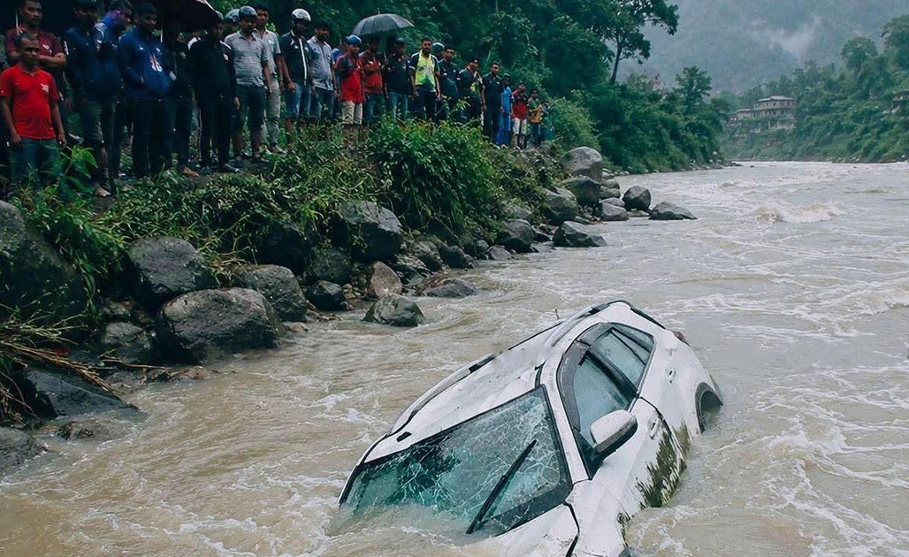 बसको ठक्करपछि सुनकोशीमा कार खस्यो, चार जना बेपत्ता