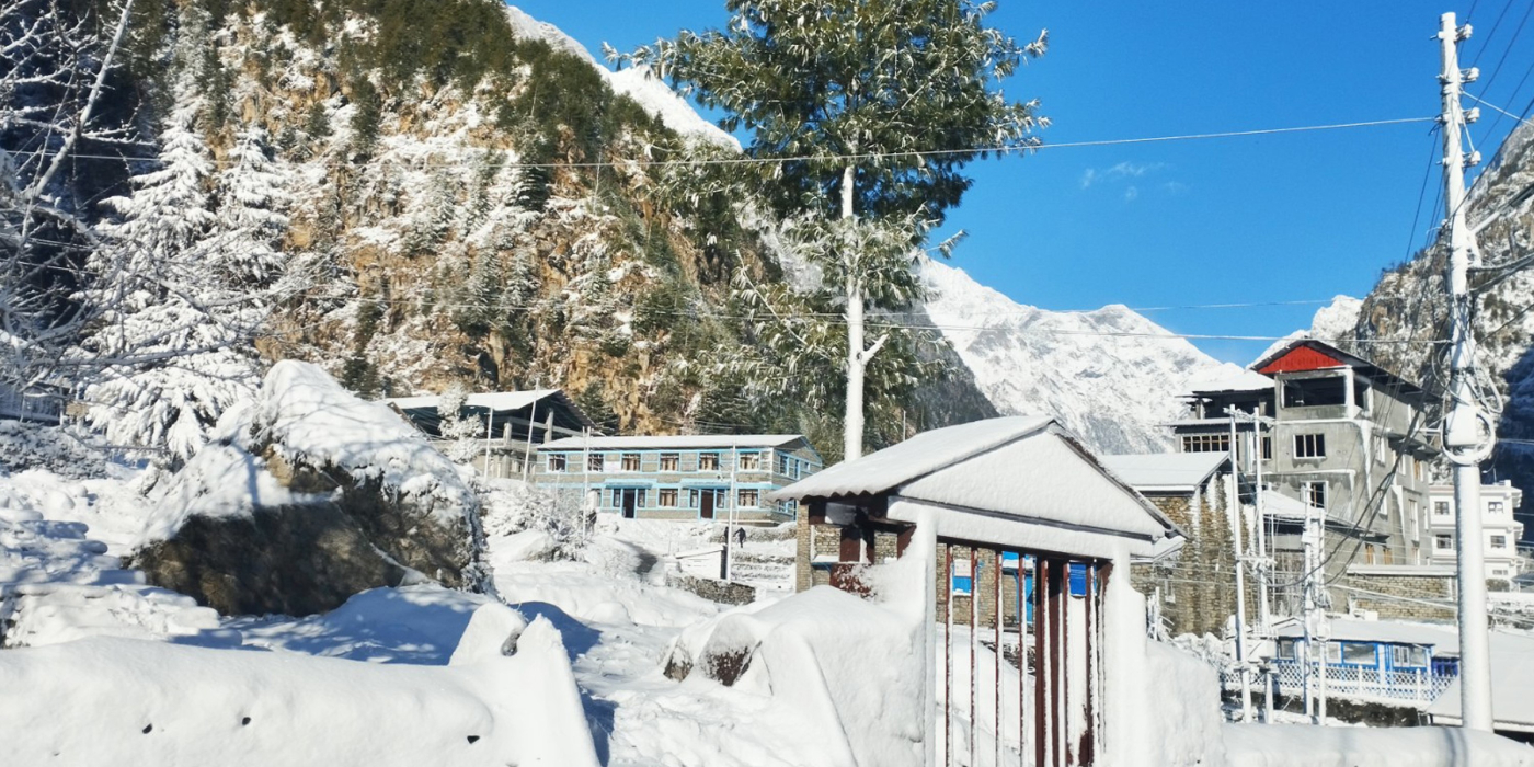 हिम्लुङ हिमालमा हिमपहिरोः १० जना सम्पर्कविहीन, उद्धारका लागि हेलिकप्टर परिचालन