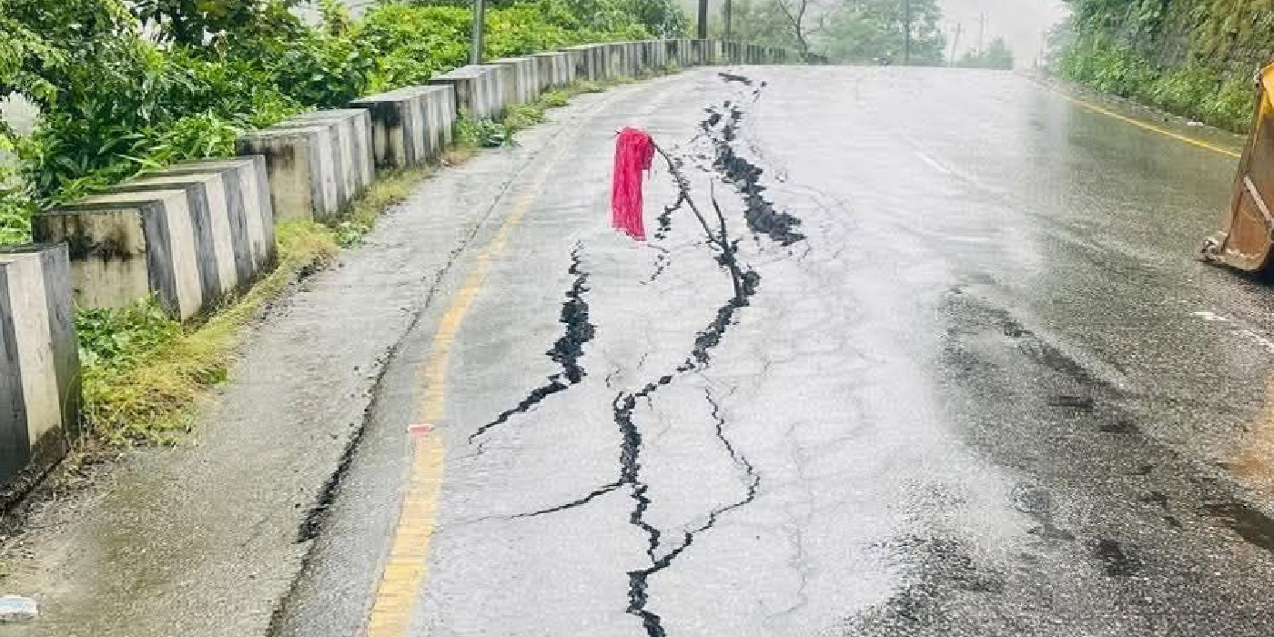 त्रिशूलीको कटानले सिमलतालमा सडक भासियो, मुग्लिन-नारायणगढ सडक पूर्ण रुपमा अबरुद्ध