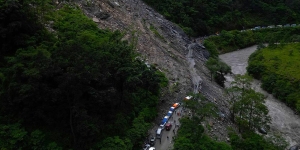धादिङको थाक्रेमा पहिरो खस्दा त्रिभुवन राजपथ अवरुद्ध, वैकल्पिक सडकमा सवारीको चाप