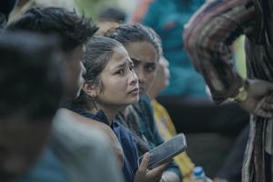 आर्मी ब्यारेकमा आश्रित बाढीपीडित र आफन्तको खोजीमा आइपुगेका परिवारजन (फोटोफिचर)