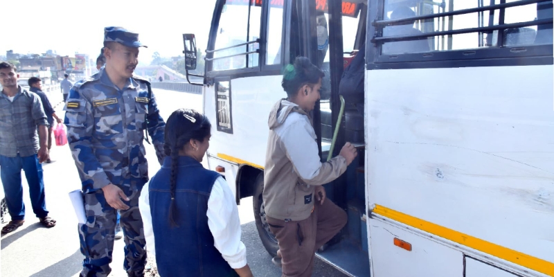 काठमाडौँमा प्रहरीको निःशुल्क बस सेवा, दुई दिनमा १ हजार ४०६ लाभान्वित
