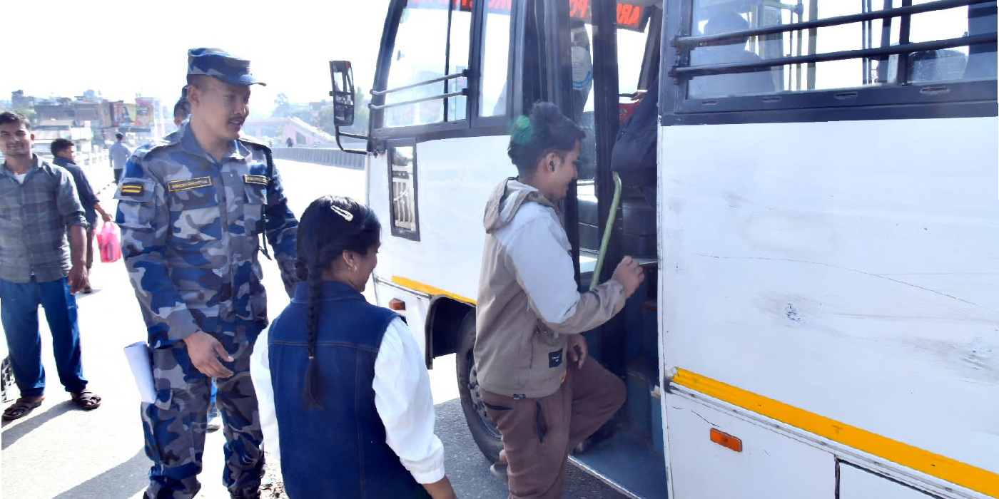 काठमाडौँमा प्रहरीको निःशुल्क बस सेवा, दुई दिनमा १ हजार ४०६ लाभान्वित