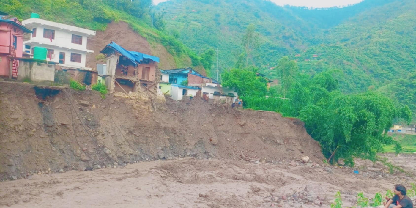 भारी वर्षापछि आएको बाढीले रुकुम पश्चिममा घर-पसल र गोठ बगायो