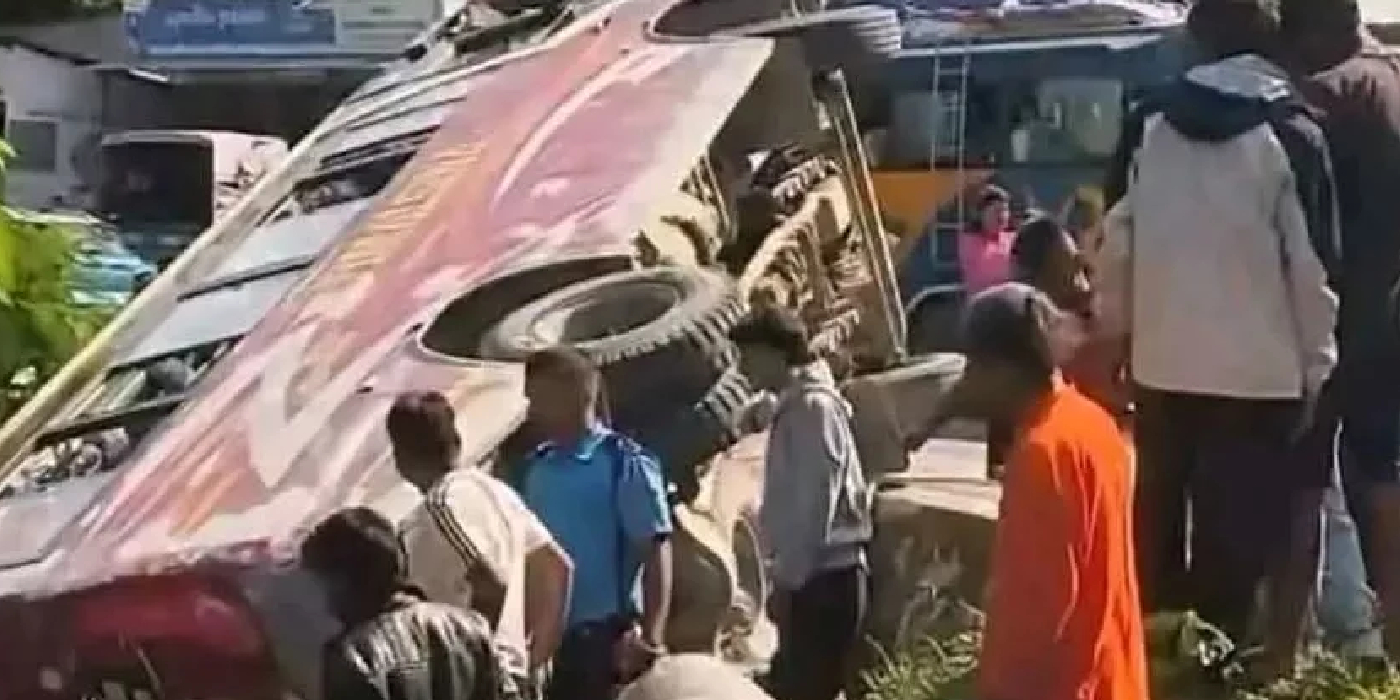 सिन्धुलीको खुर्कोटमा बस दुर्घटना हुँदा ९ जना घाइते