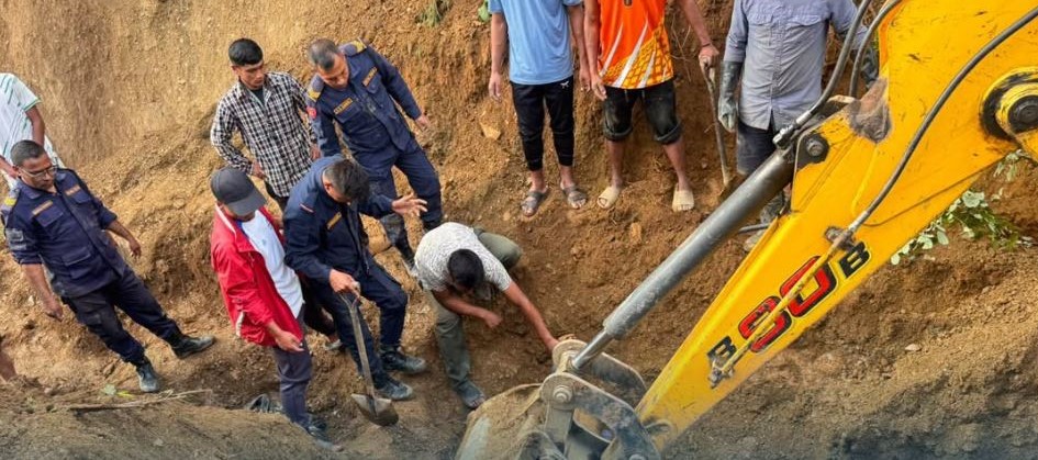 सडक मर्मत गर्ने क्रममा माटोको ढिस्को खस्दा दुई मजदुरको मृत्यु, एक गम्भीर घाइते