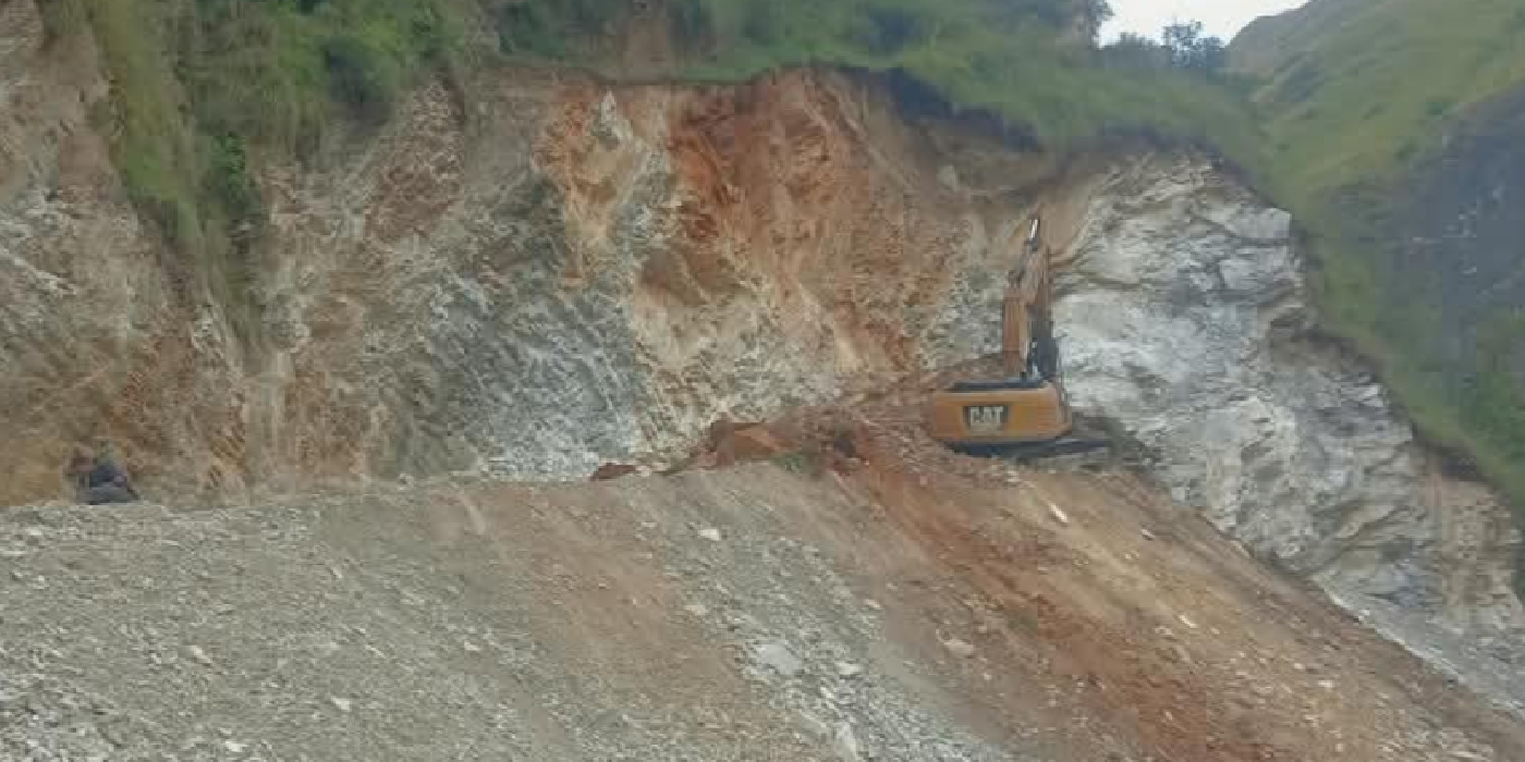 मुगुमा सुक्खा पहिरो खस्दा एक्स्काभेटरसहित पुरिएका चालकको २ घण्टापछि सफल उद्धार