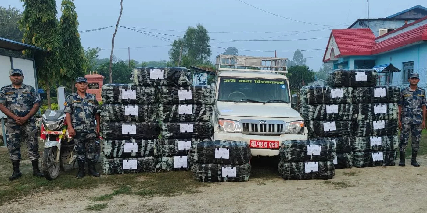 सिराहामा ११०२ किलो गाँजासहित बोलेरो र मोटरसाइकल नियन्त्रणमा
